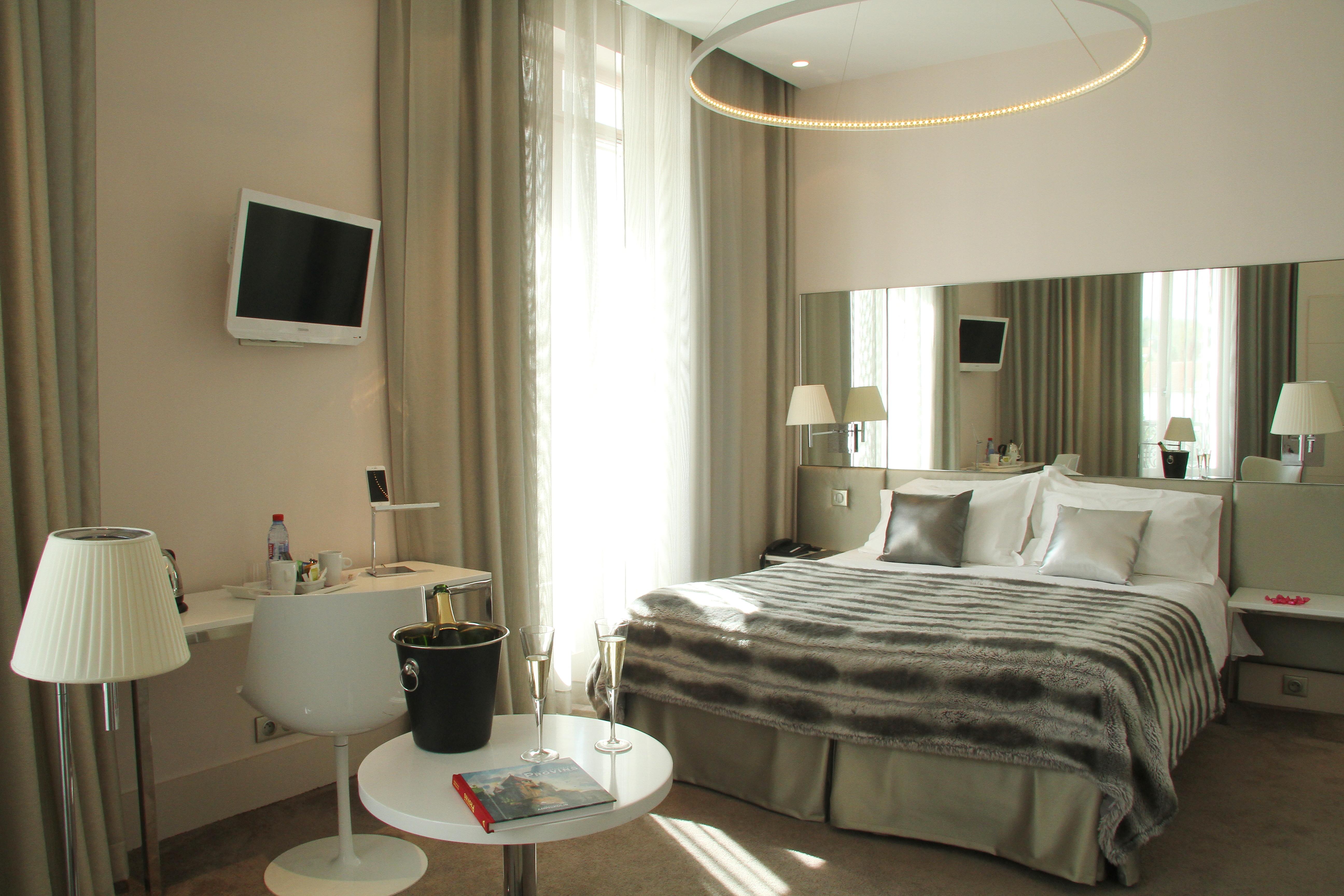 Le César Hôtel Provins Esterno foto