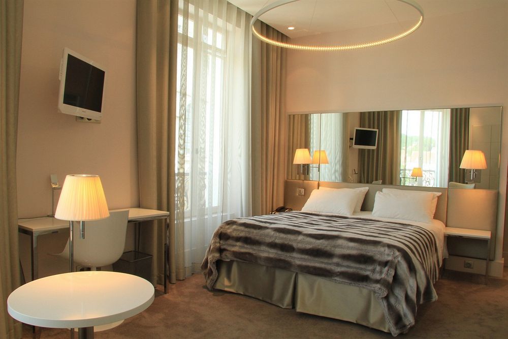 Le César Hôtel Provins Esterno foto